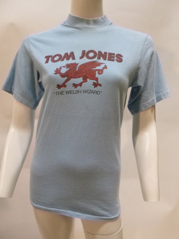Tom Jones used to be known in some circles as The Welsh Wizard. The Welsh Red Dragon of Cadwaladr graces the front. There is a small mustard colored stain on the shoulder - see photos.


The tag has been cut, so here are our measurements: Bust: