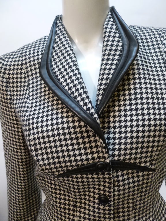Vintage 1980s Mugler womens' skirt suit in a sumptuous wool houndstooth. The tailoring is, bien sûr, impeccable. The buttons up the front actually are snaps. Polyurethane - spandex trim.

Stated size 38. Jacket: Bust: 18