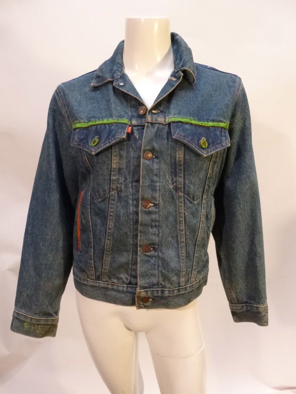 This is a 4-pocket 1970s Levis denim jacket with hand-painting effects and a full back piece - There are a few small errant paint marks around but otherwise all seams and buttons are structurally sound. The denim is supple yet sturdy. The little 'e'