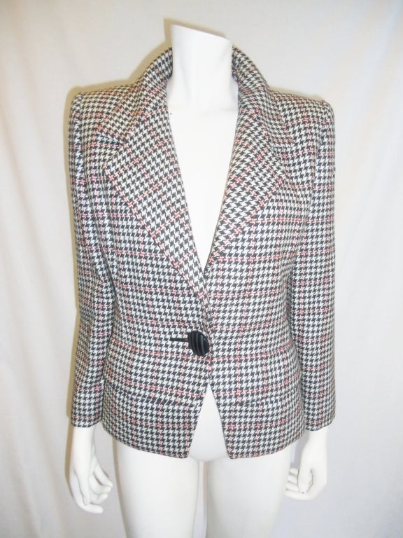 50% OFF Winter Sale!! Black and White houndstooth with fine red plaid, Lined in Red silk. Single front carved button closure.Pockets with flops .

Condition: pristine, no signs of any wear
Bust 38