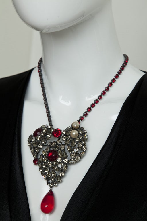 YVES SAINT LAURENT Rive Gauche, broche-pendentif iconique en forme de cœur, années 1980 3