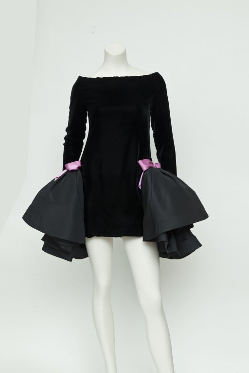 1980s Pierre Cardin Couture black velvet mini dress In Excellent Condition In Paris, IDF