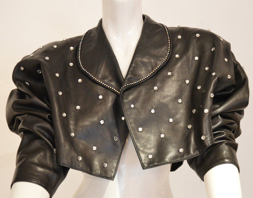 AZZEDINE ALAIA bolero style jacket. Special short and large cut with a perfect leather, feminine style.Perfect for parties.
Fits 6 to 10.
there is no size tag,it might have been a prototype model..
I will say it could be a Medium Size
bust ; 91