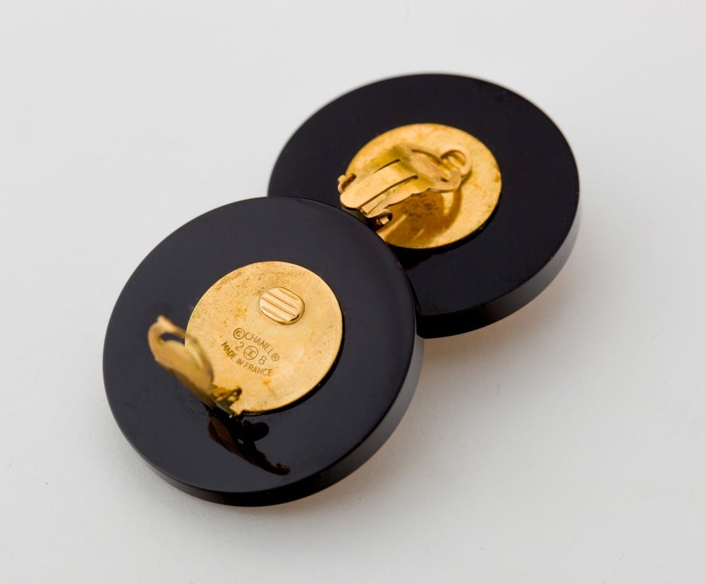 An Iconic Pair of Vintage Chanel Ear Clips In Excellent Condition In New York, NY