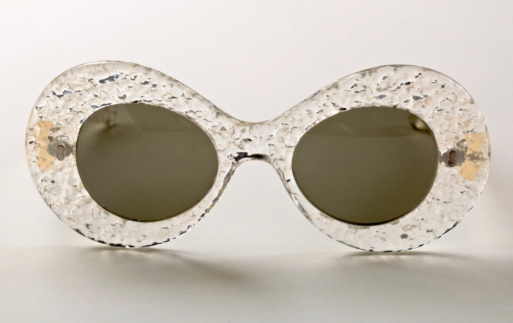 Grooviger geht's nicht... tolle Sonnenbrille aus strukturiertem Lucit aus Frankreich, um 1950.  Sieht man darin nicht Audrey Hepburn über die Rue Faubourg laufen?
