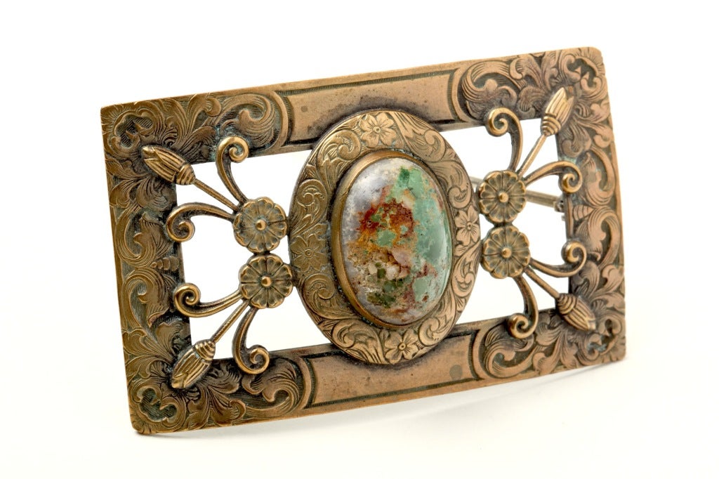 Broche victorienne en cabochon de turquoise magnifiquement détaillée dans un entourage en métal doré.