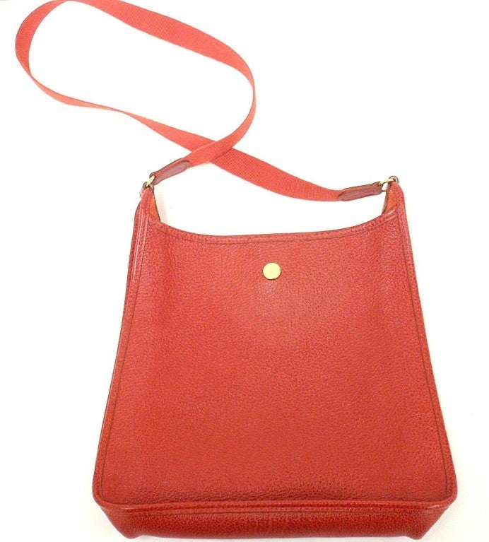 Discontinued style in vibrant leather with iconic Chaine d'Ancre closure!

**Please note, colors can vary from monitor to monitor. This is a cool (blue undertone) red, close to lipstick, but not VERY bright.

 This bag is in NEAR MINT condition.