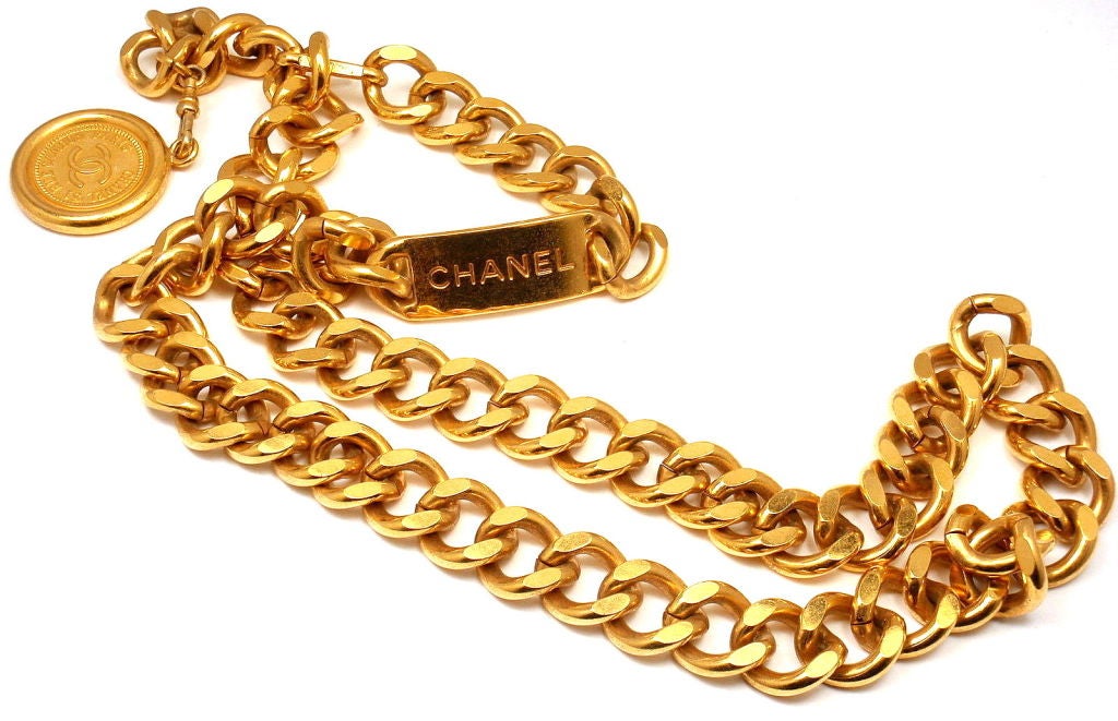 Vintage French Couture Collection Gold Tone Signature Long Necklace or Belt from CHANEL. 

Measurements: 34mm 