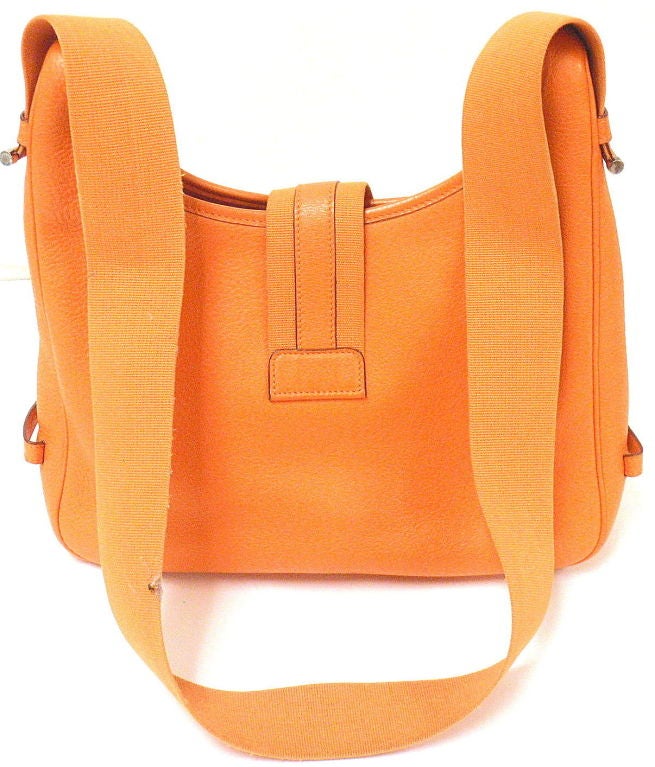 AUTHENTIC! HERMES TSAKO SAKO CONVERTIBLE ORANGE CLEMENCE LEATHER SHOULDER BAG
 This bag is in GREAT condition.
Features orange clemence leather exterior and suede and leather interior. Cloth strap closure opening and convertible strap length. 