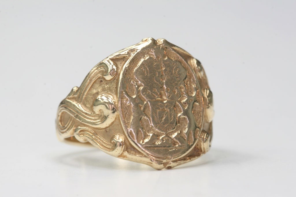 Art Nouveau Signet Crest Ring in 14k Yellow Gold. Circa 1880