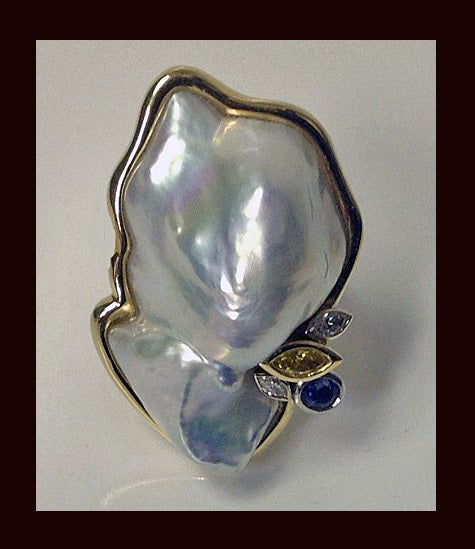 Mother-of-Pearl, Diamond, Sapphire Ring In Excellent Condition In Toronto, ON