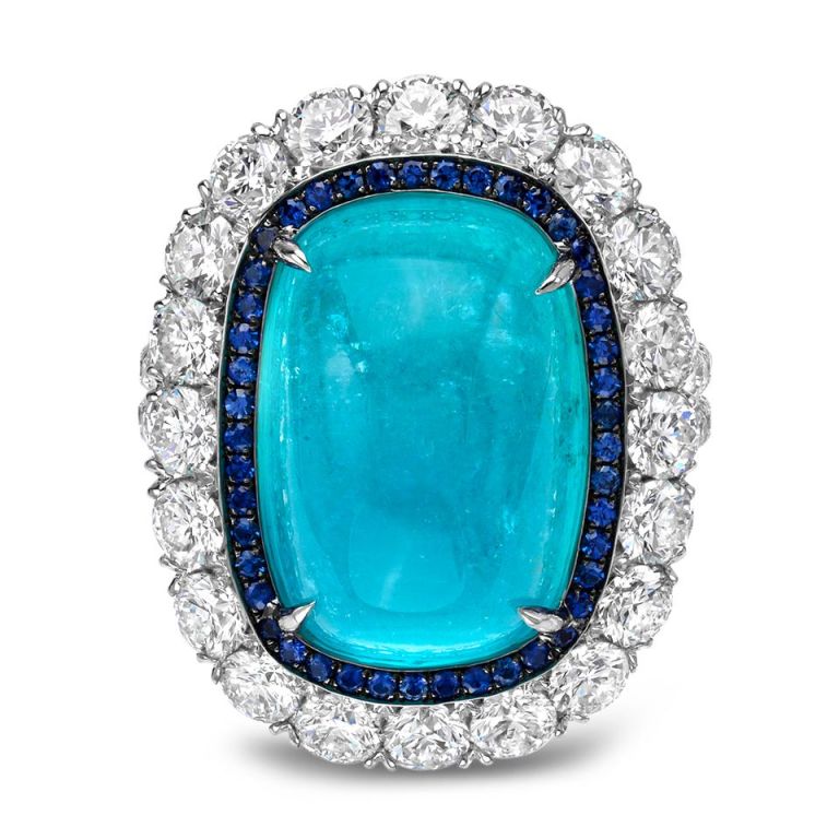 Ein seltener und sehr exklusiver brasilianischer Paraiba-Turmalin von 12::34 ct:: Kissen-Cabochon:: präsentiert in einem Diamantring von 2::77 ct und eingerahmt von 0::24 ct 