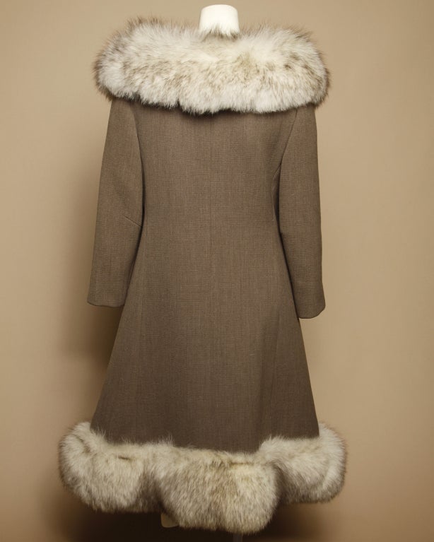 High quality Monarch Virgin Wool princess coat from upscale Ohio department store Gidding Jenny. Fully lined. Front snap and button closure. Side pockets.

DETAILS:

Circa: 1960s
Label: Gidding Jenny
Estimated Size: S-M
Color: Taupe / White /