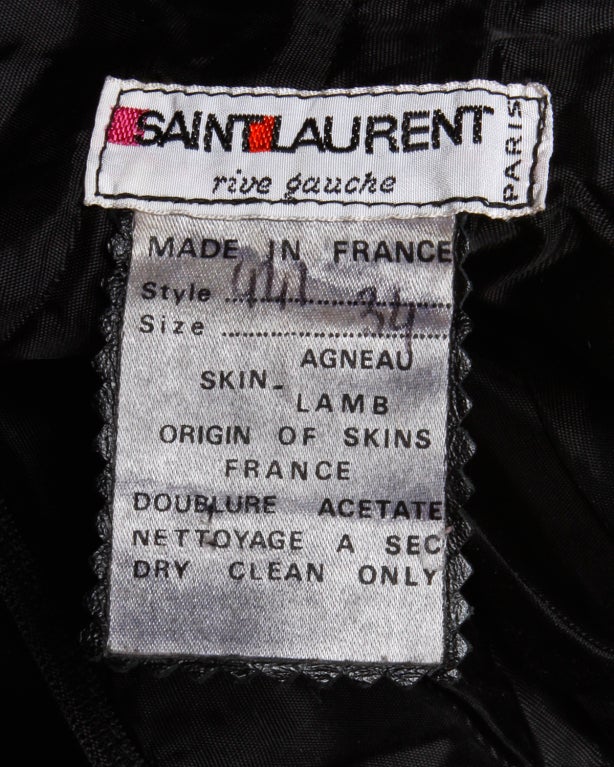 Vintage Yves Saint Laurent Rive Gauche Hose aus schwarzem Leder und Lammfell. Hohe Taille mit Falten vorne:: Seitentaschen und Gürtelschlaufen. Frontreißverschluss und Knopfverschluss. 

Die Hose ist mit Größe 34 gekennzeichnet:: passt aber wie eine