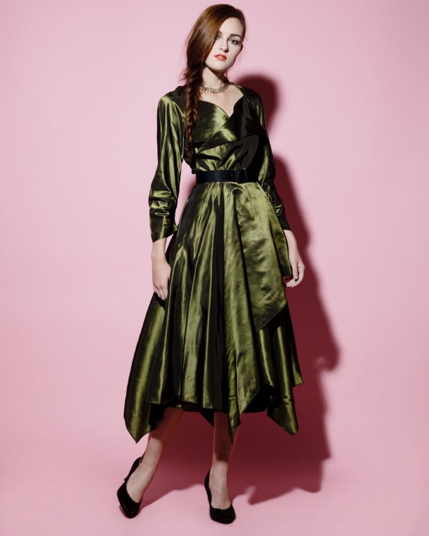Atemberaubend! Tief olivgrünes Kleid aus Seidentaft aus den 1940er Jahren von der amerikanischen Designerin Eleanor Boldt. Asymmetrische Drapierung und herrliche Qualität von Konstruktion und Stoff. 

DETAILS: 
Ungefüttert
Seitlicher