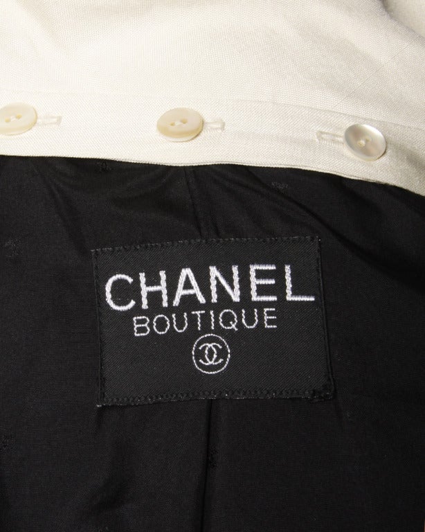 Wunderschöner 2-teiliger Chanel-Anzug aus schwarzer Wolle mit emaillierten 