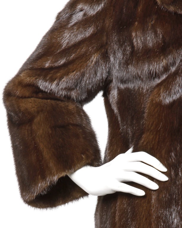 Luxurious Mink Fur Coat with a Vintage Pop Up Collar in Dark Brown- 70s 1970s In Excellent Condition In Sparks, NV