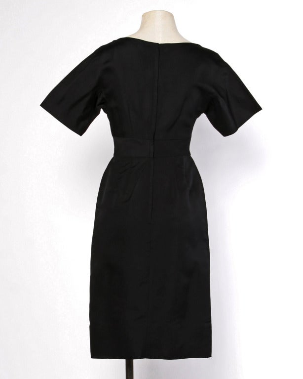 La parfaite petite robe noire ! Taille finement cintrée, encolure en V et dentelle illusion nue avec des accents de peek-a-boo sur le corsage. Manches courtes et silhouette en sablier. Fermeture à glissière arrière en métal.

DÉTAILS :

Non