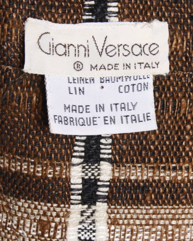 Einzigartige braun-beige karierte Blazerjacke von Gianni Versace aus einer Leinen-Baumwollmischung. Hergestellt in Italien.

Einzelheiten

Ungefüttert
Knopfverschluss vorne
Ungefähr: 1980er Jahre
Marke: Gianni Versace
Geschätzte Größe: