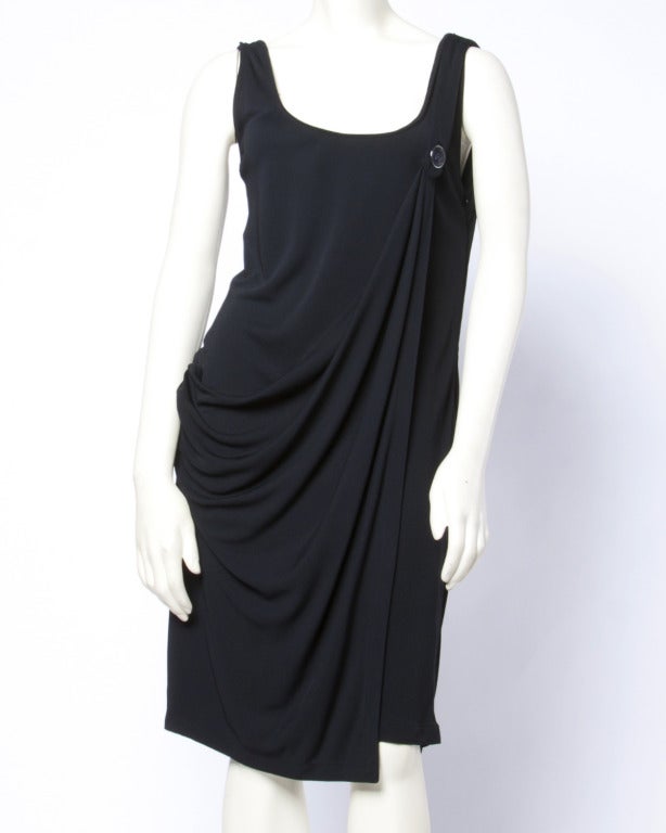 Étonnante robe noire asymétrique des années 1990 de Gianni Verace Couture, à collectionner. Bouton iconique de la Méduse sur une épaule et drapé à la grecque. Une pièce rare !

Détails

Non doublé
Fermeture à glissière latérale
Circa :