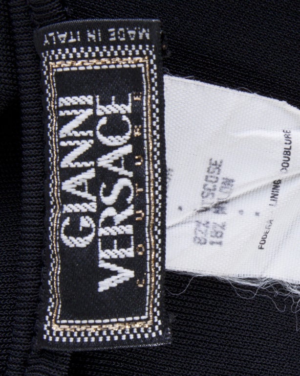 Noir Gianni Versace Couture - Robe de cocktail noire drapée à boutons Méduse, vintage, années 1990 en vente
