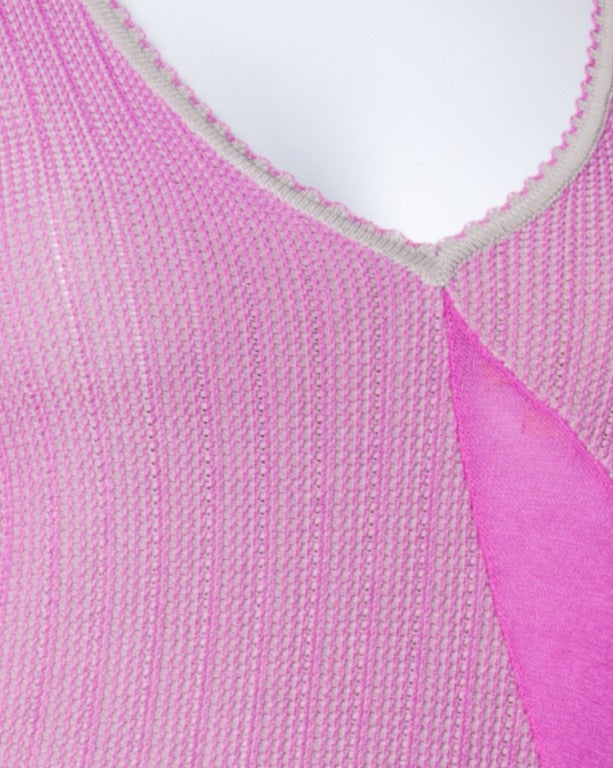 Maxi abito Herve Leger in maglia rosa e grigia con taglio a rete trasparente, anni '90 1
