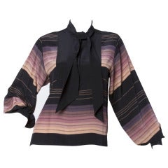Oleg Cassini für I. Magnin Vintage 1970er 70er Jahre Seide gestreift Ascot Tie Button Up Bluse Top