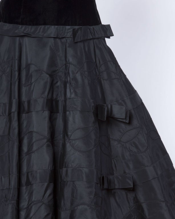 Gorgeous 1950s velvet and taffeta part dress with embroidery and bows. Full skirt and sleeveless sleeves.

Details

Unlined
Back metal zip and hook closure
Circa: 1950s
Estimated Size: XS-S
Colors: Black

Measurements

Bust: 34