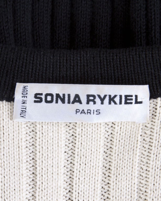 Fantastic black and cream knit ribbed cardigan sweater maxi coat by Sonia Rykiel. Tie detailing on the back hem and front button closure.

Details

Unlined
Front button closure
Front pockets
Ties at bottom hem
Circa: 1990s
Label: Sonia