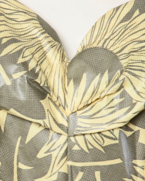 Gorgeous 1950's printed waffle weave cotton fit and flare sun dress with a halter neckline and full sweep. Sunflower print in yellow and gold. Rear metal zip closure. Unlined. Estimated size XS-S.

*Pictured with a crinoline which is not included