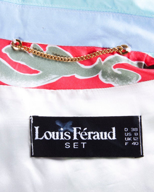 Gris Ensemble de tailleur jupe et veste vintage Louis Feraud en soie imprimée écharpe (années 1990) en vente