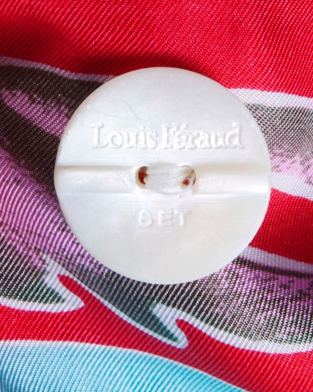 Ensemble de tailleur jupe et veste vintage Louis Feraud en soie imprimée écharpe (années 1990) Pour femmes en vente