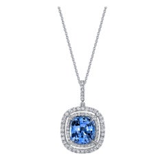 Elegant sapphire and diamond pendant