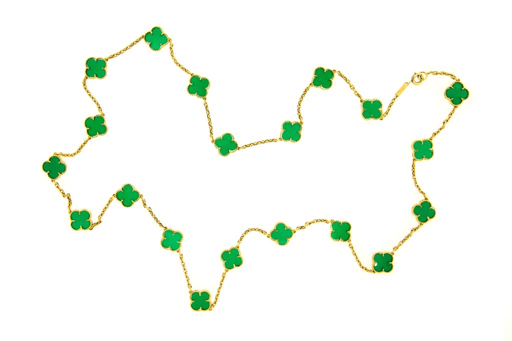 An 18kt gold and green chrysoprase Alhambra chain necklace, designed with twenty quatrefoil motifs