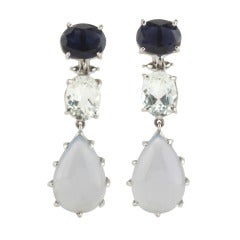 Boucles d'oreilles en goutte à trois pierres en or blanc, iolite, cristal de roche et calcédoine