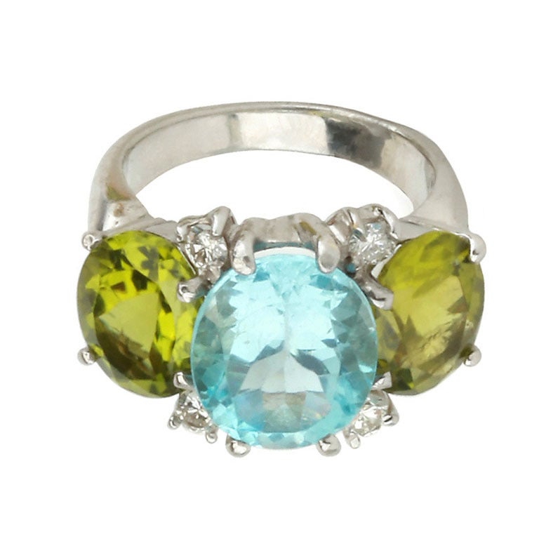 Bague GUM DROPTM de taille moyenne avec topaze bleue, péridots et diamants