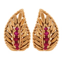 VAN CLEEF & ARPELS Gold Ruby Leaf earclips