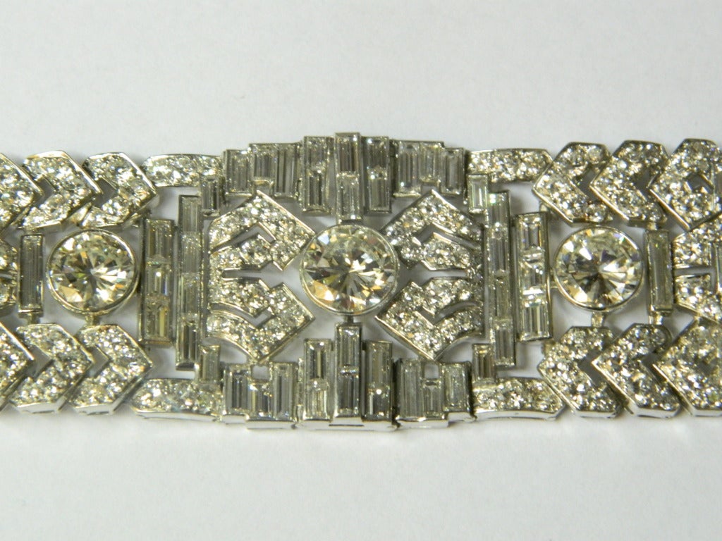 Ein prächtiges Armband, das Ende der 1920er Jahre in Frankreich hergestellt wurde und drei Diamanten im Brillantschliff von feiner Qualität (H-I, VVS2 - VS1) mit einem Gesamtgewicht von ca. 8 ct. präsentiert, die durch Diamanten im Baguetteschliff