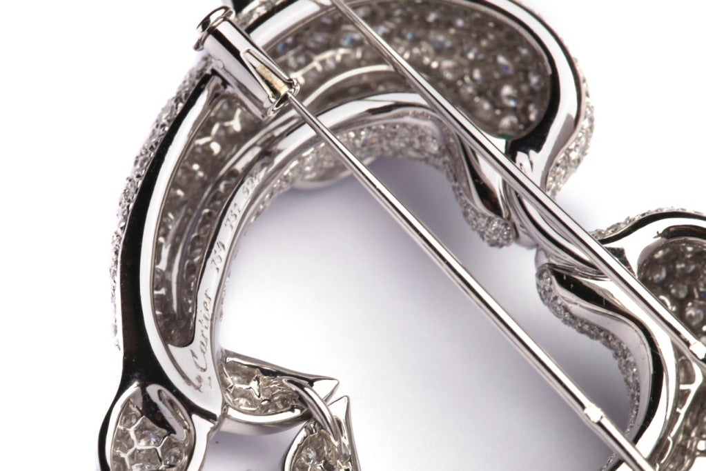 Cartier: Brosche in Herzform mit Delphinen von Cartier Damen im Angebot