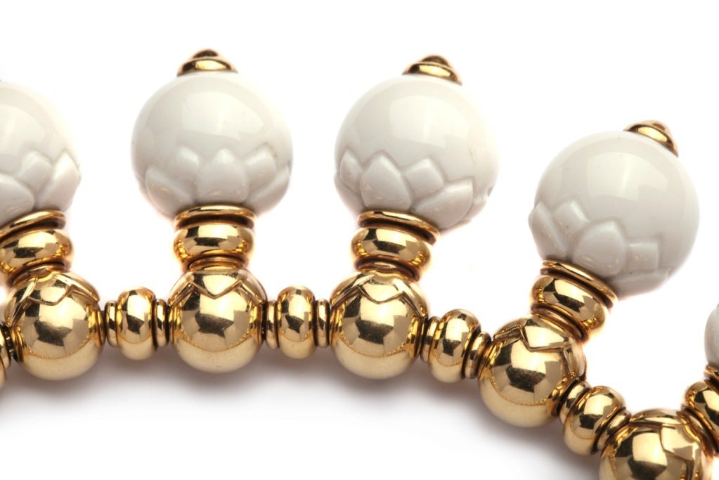 A necklace manufactured by Bulgari during the 1990s, presenting spheric white ceramic elements on an 18kt yellow gold mounting.