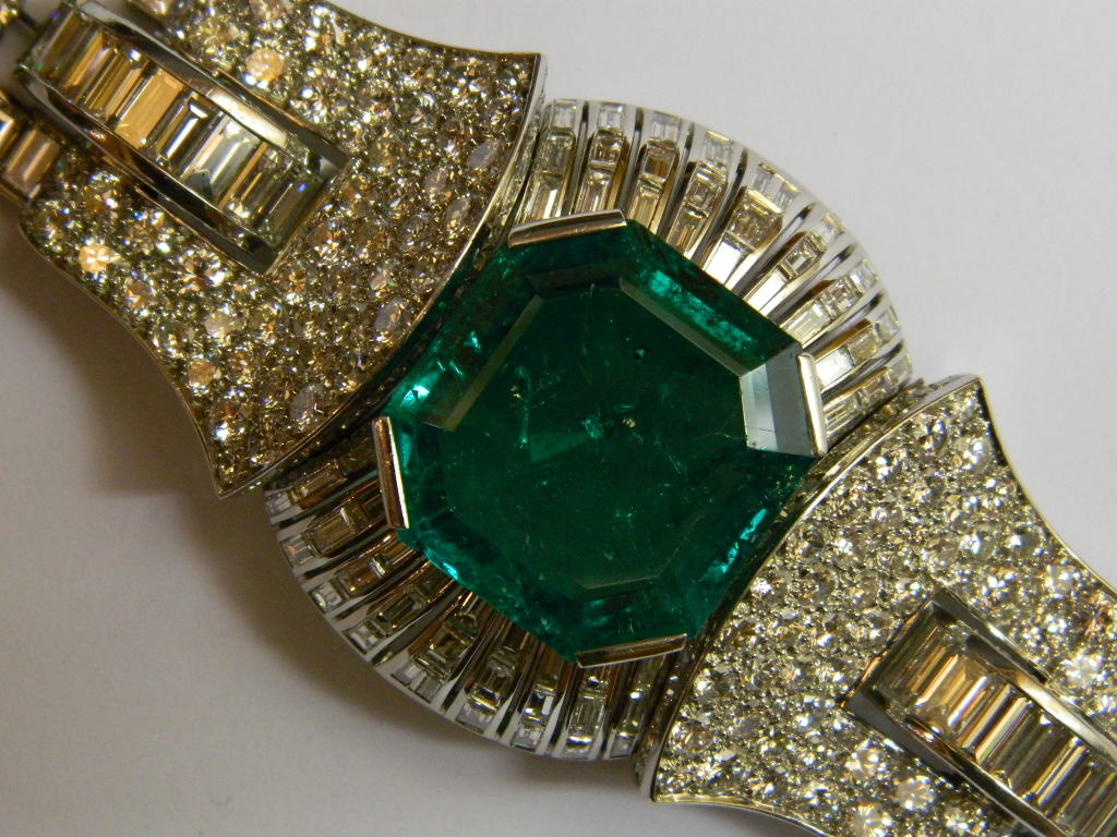 A magnificent bracelet manufactured in France in the Art Deco period, with superb quality and size Colombian emerald (40ct approx), and approx 70 cts of diamonds (brilliant and baguette cut), mounted in platinum.