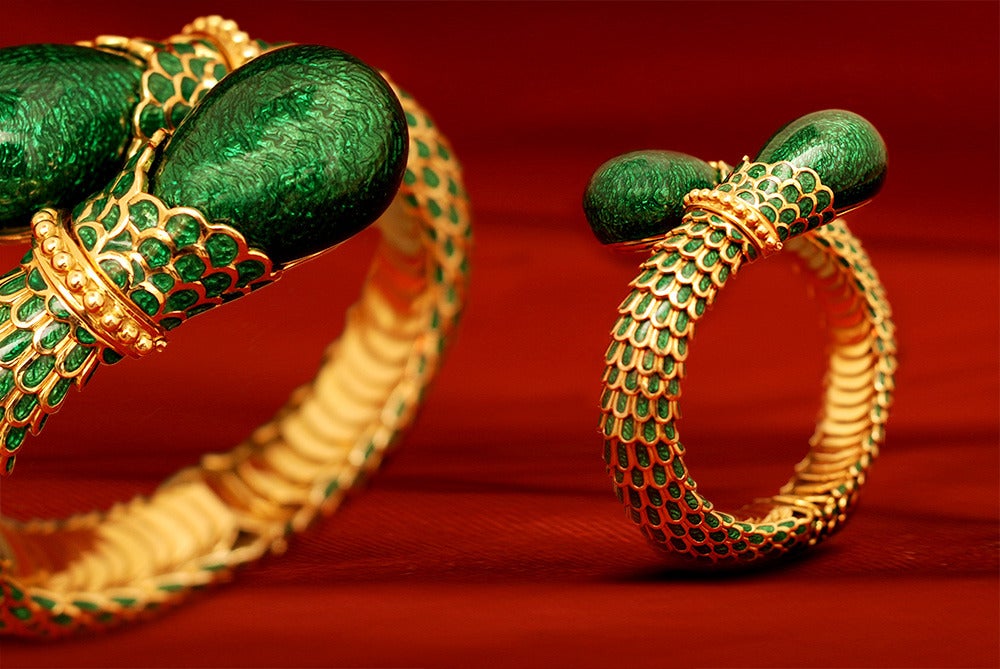 A sophisticated bracelet manufactured by David Webb during the 1970s, presenting brilliant cut diamonds, and incredible green enamel workmanship on an 18kt yellow gold mounting.