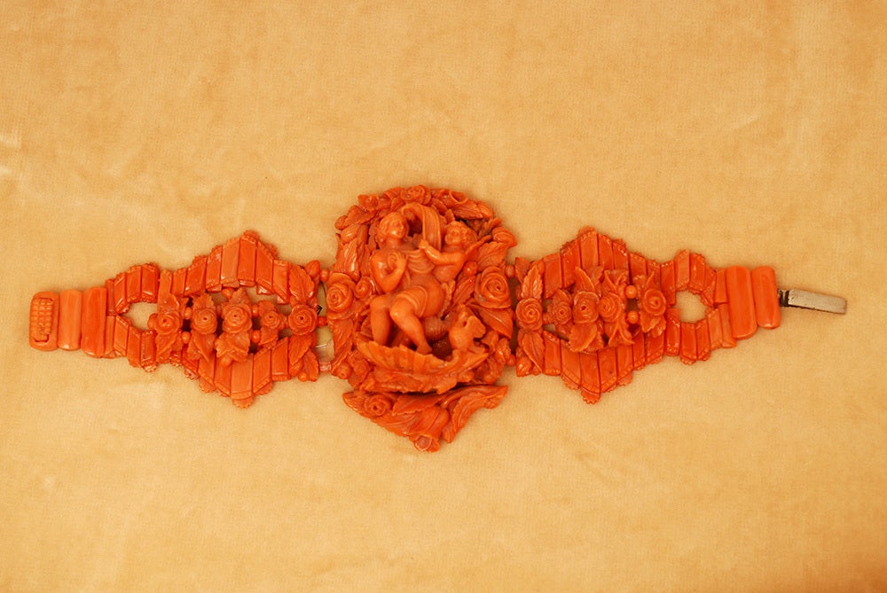 Extraordinary 18th Century Southern Italian Coral Bracelet In Good Condition In New York, NY