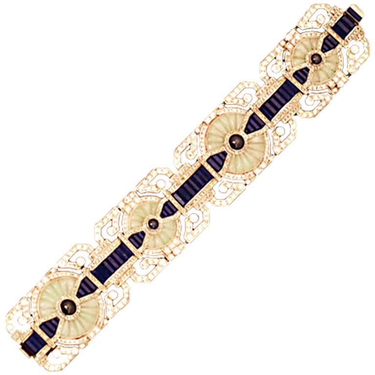 Un bracelet unique fabriqué pendant la période Art Déco par la prestigieuse maison française Fouquet. Le bracelet présente  une combinaison inhabituelle de pierres précieuses, dont des diamants de taille ancienne, des saphirs, du jade et du