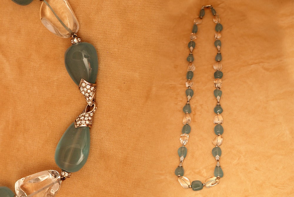 Sautoir et boucles d'oreilles sophistiqués fabriqués par Bulgari dans les années 1980, présentant des aigue-marines (120cts environ) et des perles de cristal de roche, interconnectées par des éléments en or blanc enrichis de diamants taille brillant.