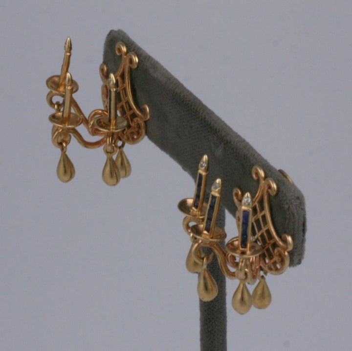 Charmante und ungewöhnliche 14K-Retro-Ohrringe in Form von Kerzenleuchtern, besetzt mit Baguette-Saphiren und diamantbesetzten Spitzen. Wandleuchter werden oft als Schmuck für den Raum betrachtet, hier sind sie Schmuck für die Ohren.
Kleine goldene
