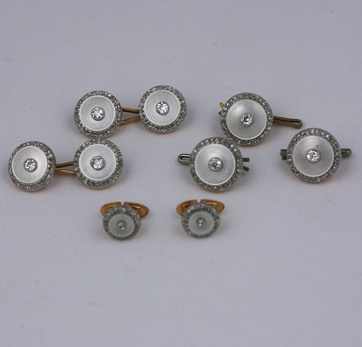 Wunderschönes Set aus Diamanten und Perlmutt aus dem späten 19. Jahrhundert französischer Herkunft. Hochwertige Diamanten sind antik modifizierte quadratische Schliffe an den Rändern und jeder Knopf wird von einem Diamanten im alten Minenschliff