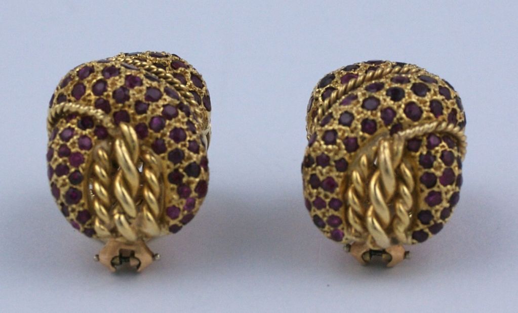 Classici orecchini con pavé di rubini in 18 carati con motivo a nodo ritorto e aggiunta di fili d'oro ritorti. Di ottima qualità e senza tempo. <br />
Condizioni eccellenti.<br />
.6