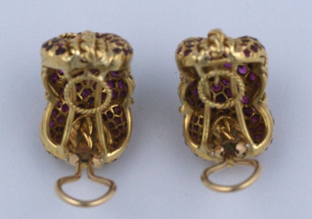 Eleganti orecchini con nodo a spirale in oro con pavé di rubini In condizioni ottime in vendita a Riverdale, NY