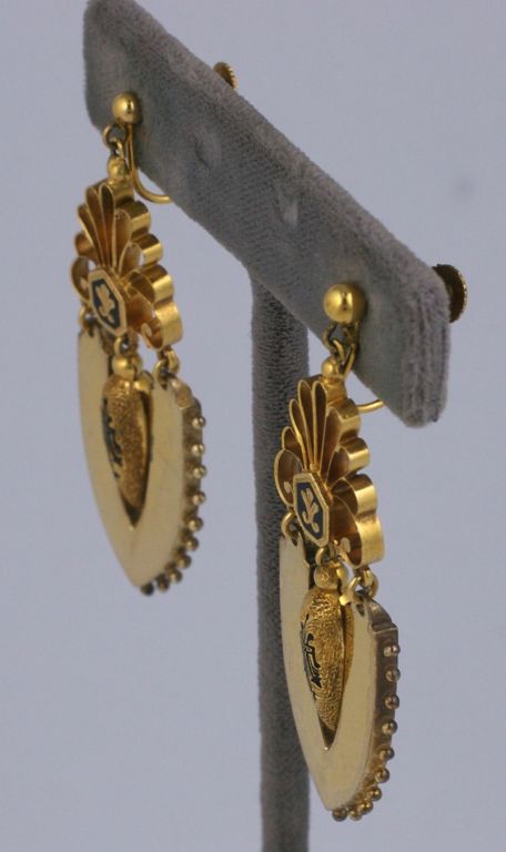 Rari orecchini vittoriani con texture screziata e lucida. Ciondoli a forma di urna in stile alto con smalto nero in tinta con i motivi a fiore di liscia. L'intero orecchino è articolato per muoversi con chi lo indossa. Circa 1870.<br />
Ottime